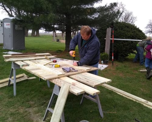 volunteer-worker-door-building